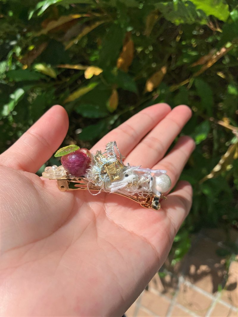 りんごの引力 赤いりんご 手作りヘアクリップ チャーム | 植椛｜手作りアクセサリー |温もりのハンドメイド - ヘアアクセサリー - レジン 多色