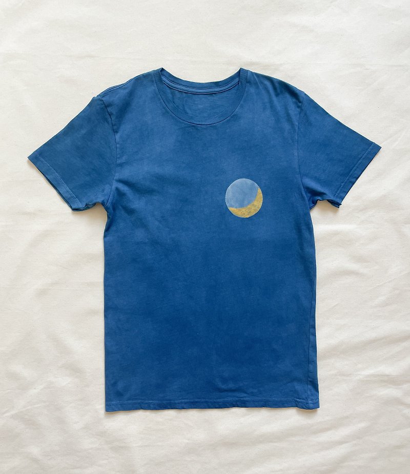 Made in Japan Hand-dyed crescent moon and thunder Thunder TEE Thunder Lightning Moon Indigo dyed Aizen organic cotton - Women's T-Shirts - Cotton & Hemp Blue