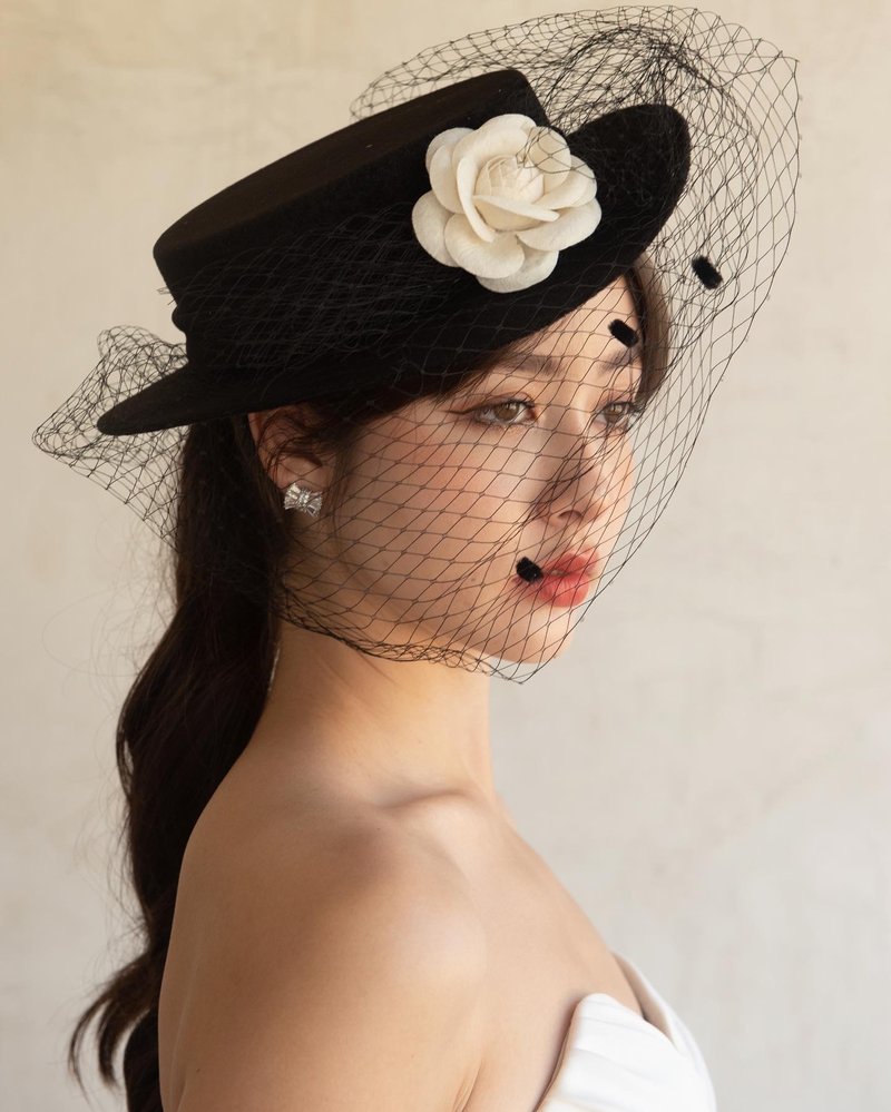 Balck net with white camellia - 帽子 - 其他材質 白色