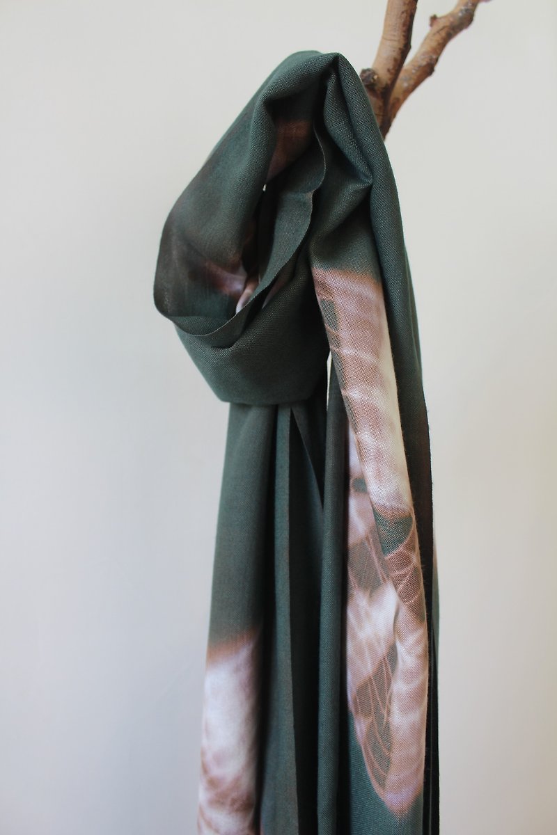 Free dyeing isvara Vegetation Dyeing Cotton tie dyed scarf pure fusion series - ผ้าพันคอ - วัสดุอื่นๆ สีเขียว