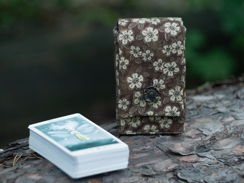 Brown Flowers Cotton Tarot Cards Case Oracle Deck Pouch Tarot Deck Holder - อื่นๆ - ผ้าฝ้าย/ผ้าลินิน สีนำ้ตาล