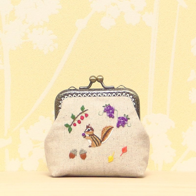 リス　秋　刺繍　がま口　ミニポーチ　手刺繍 - 化妝包/收納袋 - 繡線 