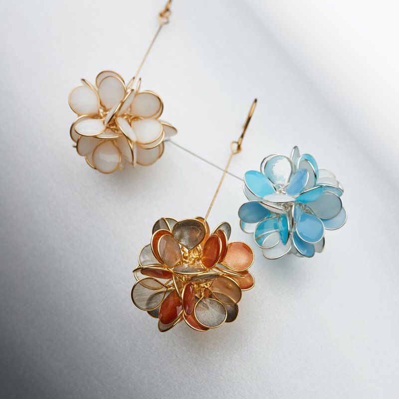 Flower Ball - Gentle White/Earth Tone/Vigorous Blue Resin Earrings - ต่างหู - วัสดุอื่นๆ 