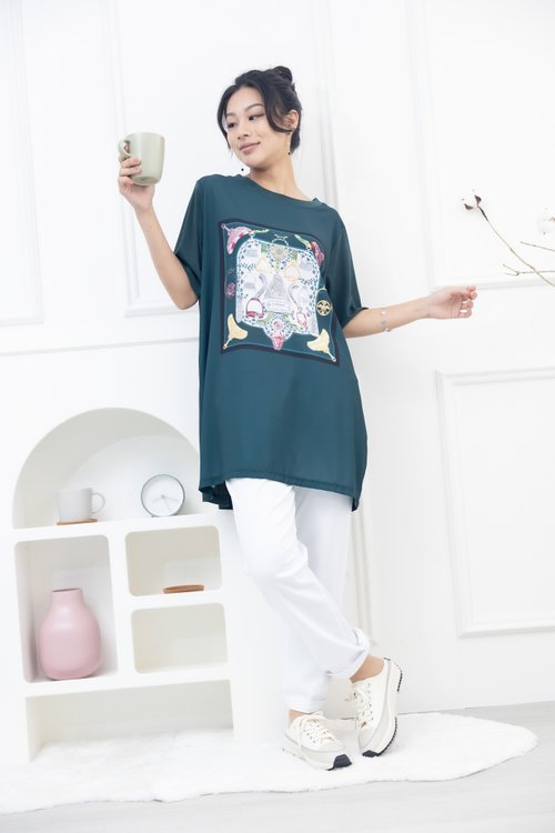 Meya 編縫編織 胸前印花後異材質短袖上衣 墨綠色