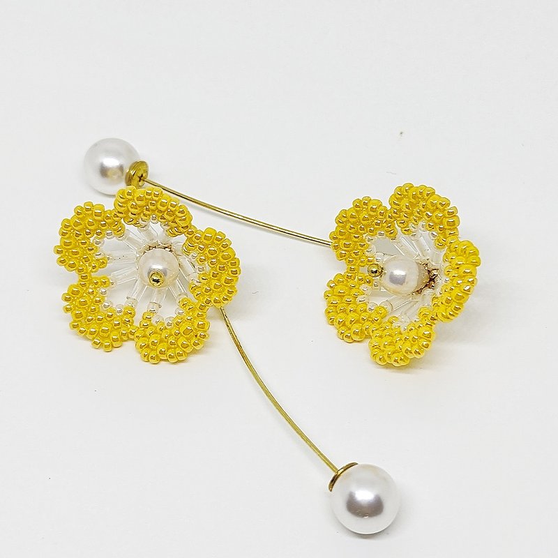 Beaded Flower Earrings Small Dangle Earrrings Dainty Bead Woven Earrings - ต่างหู - วัสดุอื่นๆ สีเหลือง