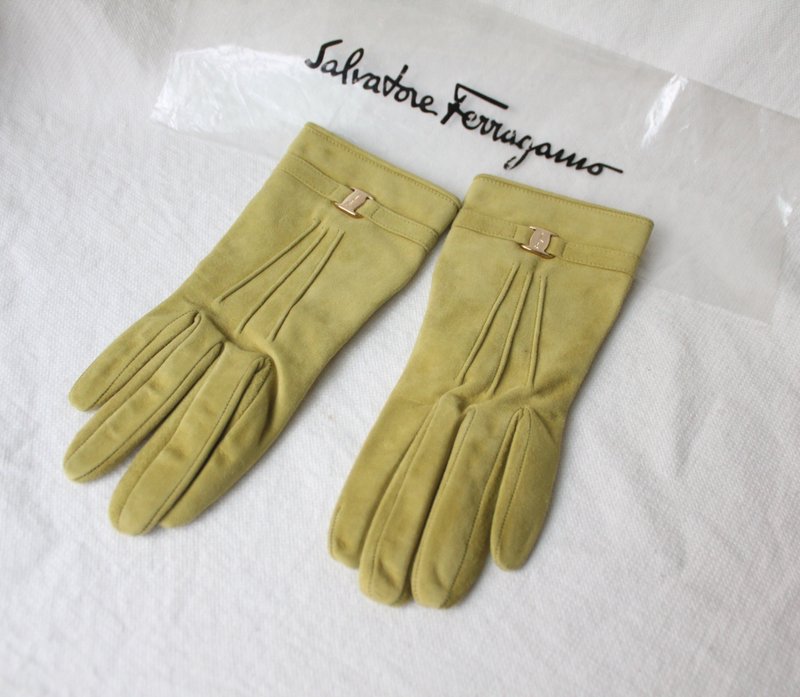 FOAK vintage/new in stock/Ferragamo grass green suede gloves - ถุงมือ - หนังแท้ 