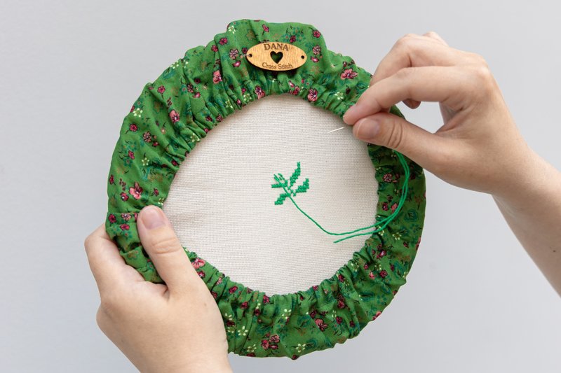 Cute Cross stitch hoop Grime guard with name embroidery flowers cross stitch kit - กล่องเก็บของ - วัสดุอื่นๆ สีเขียว