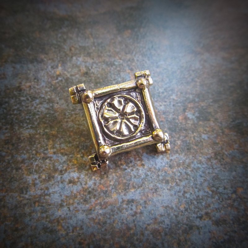 Handmade square brass necklace pendant,handmade hutsul brass jewellery, jeweller - พวงกุญแจ - ทองแดงทองเหลือง สีทอง