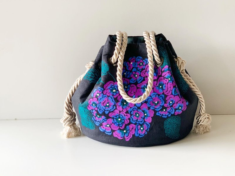 Hand-painted French Linen marine bag Hydrangea and wheat black - กระเป๋าถือ - ผ้าฝ้าย/ผ้าลินิน สีดำ