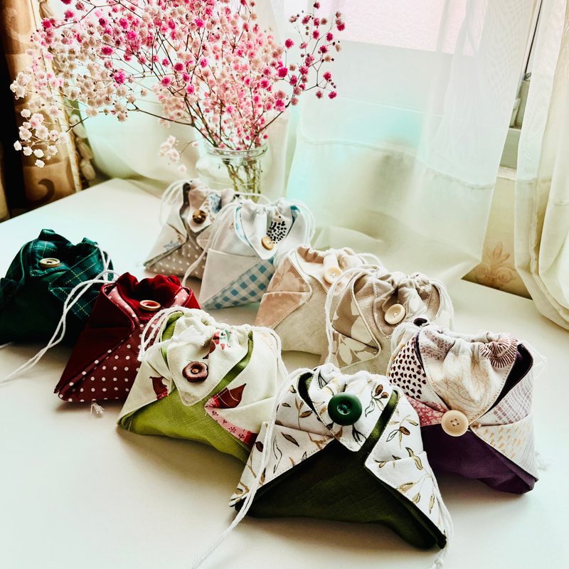 Original handmade patchwork button drawstring pocket - กระเป๋าหูรูด - ผ้าฝ้าย/ผ้าลินิน หลากหลายสี