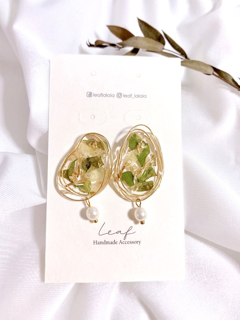 Leaf Design / Natural Sheer-Green Leaf / Dry Flower Resin Handmade Earrings - ต่างหู - เรซิน สีเขียว