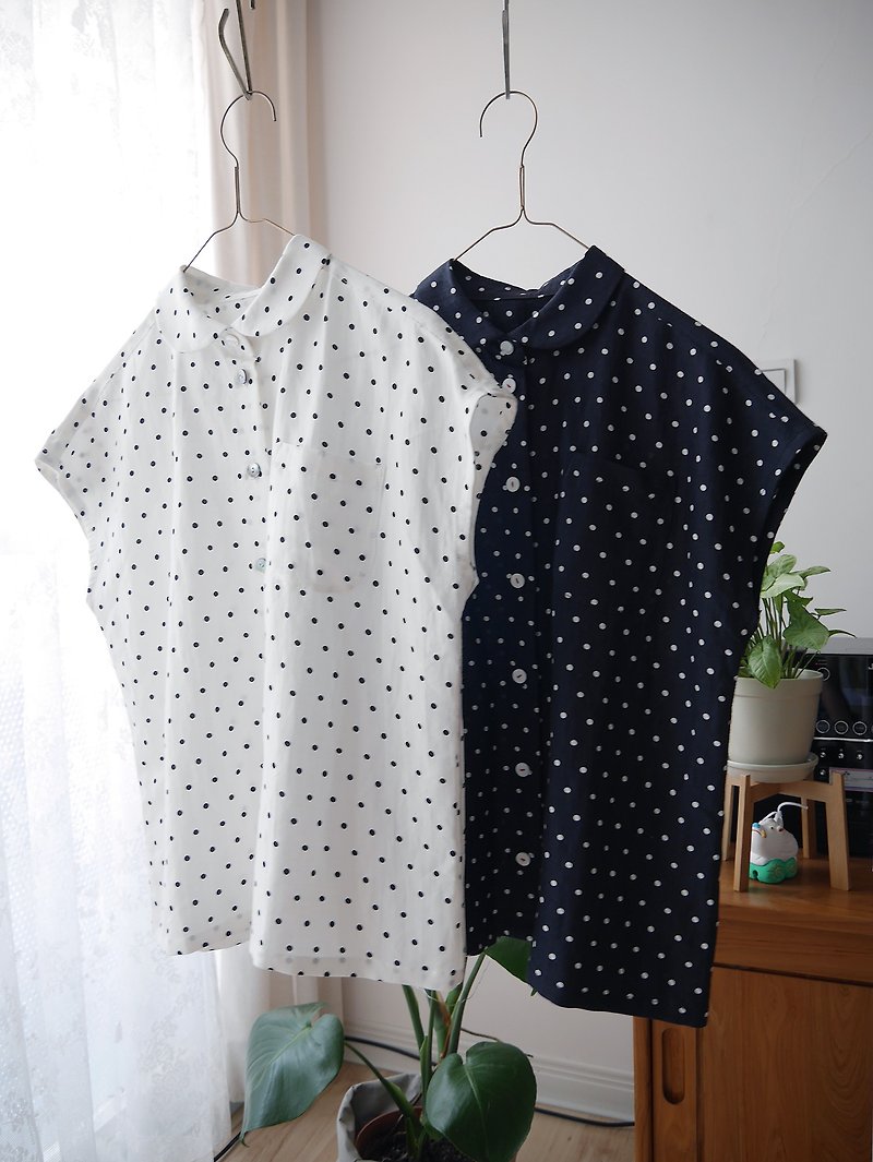 Cotton and linen little round neck French sleeve summer shirt white spot - Women's Shirts - Cotton & Hemp White
