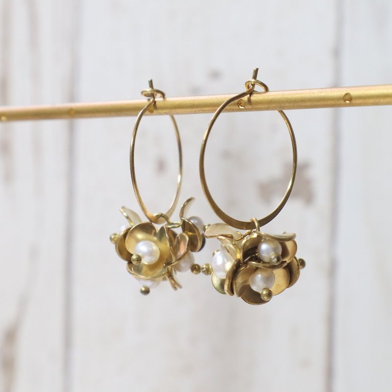 小花球 天然珍珠 黃銅耳環 七夕禮物 客製化 情人節 水晶handmade - 耳環/耳夾 - 銅/黃銅 白色