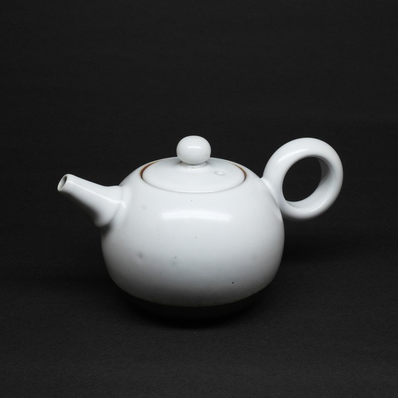 潤白砲管嘴圓形正把茶壺 手作陶藝 茶道具 - 茶壺/茶杯/茶具 - 陶 白色