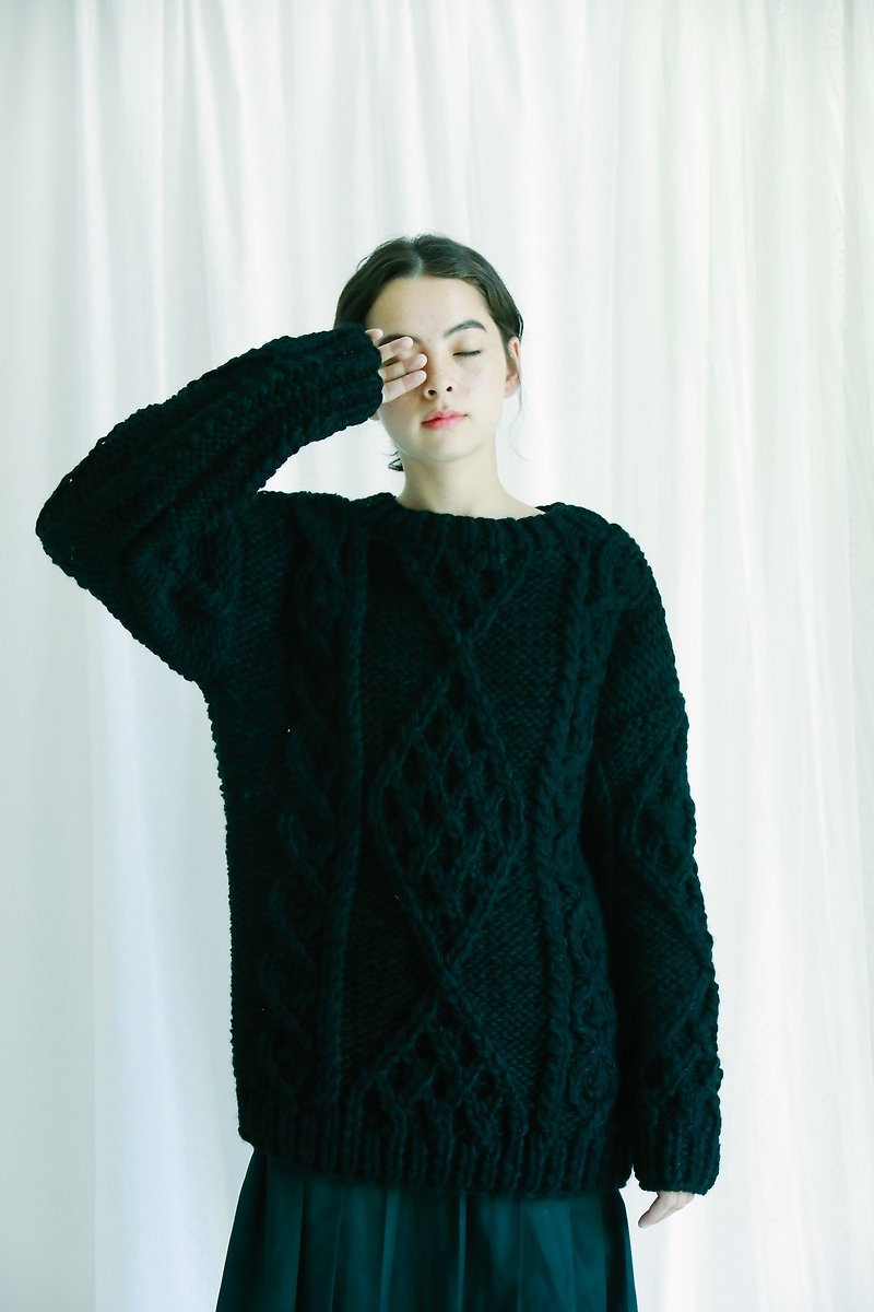 hand-knit chunky cable sweater - สเวตเตอร์ผู้หญิง - ขนแกะ สีดำ