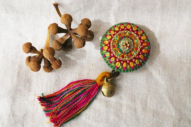 Colorful embroidered brooch that can be worn in two ways. Tassel is removable. - Brooches - Thread 