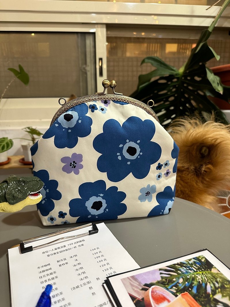 Blue poppy flower kiss lock bag[Mother's Day gift] - กระเป๋าแมสเซนเจอร์ - ผ้าฝ้าย/ผ้าลินิน สีน้ำเงิน