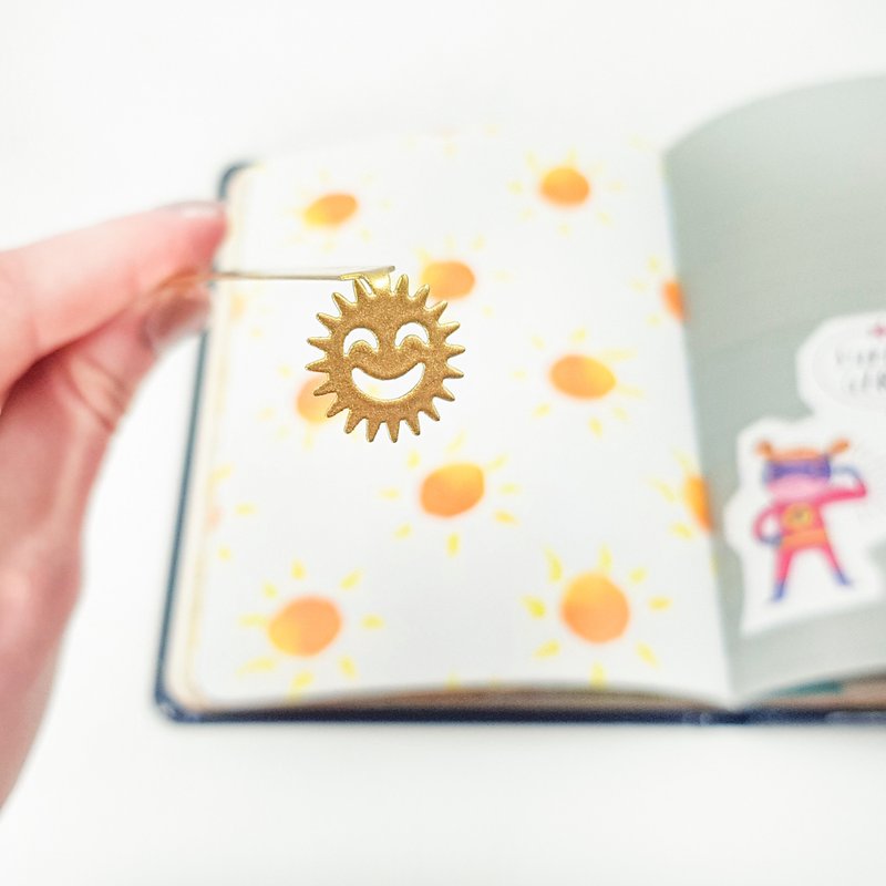 Gold Bookmark Smiling Sun. - 書籤 - 其他金屬 金色