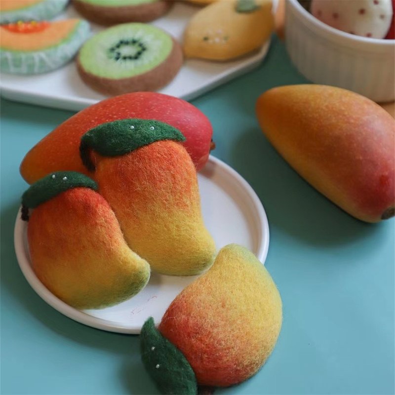 Wool felt hand-made fruit series three-layer gradient mango hand-made brooch/pin/hairpin/magnet - Brooches - Wool Yellow