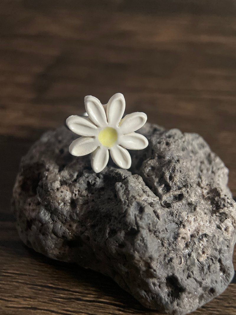 Ceramic Daisy Ring - Marshmallow White | Hand Crushed Ceramic - แหวนทั่วไป - ดินเผา ขาว