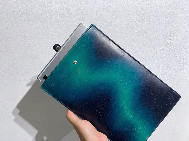 Hand-dyed leather Aurora night sky dark blue green tablet case - กระเป๋าแล็ปท็อป - หนังแท้ หลากหลายสี