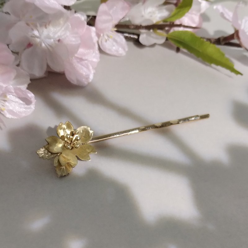 Cherry flower lover hairpin made of brass - เครื่องประดับผม - ทองแดงทองเหลือง สีทอง