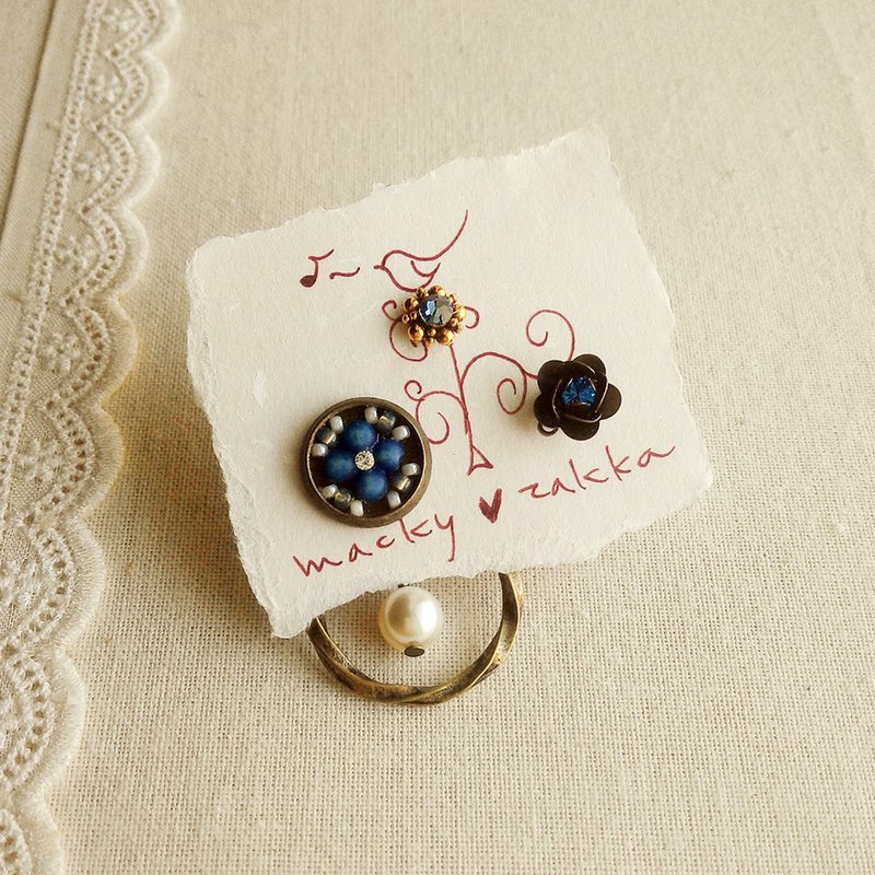 Majolica (blue) asymmetrical three-piece earrings earrings flower circle collage small tiles relief - ต่างหู - ไข่มุก สีน้ำเงิน