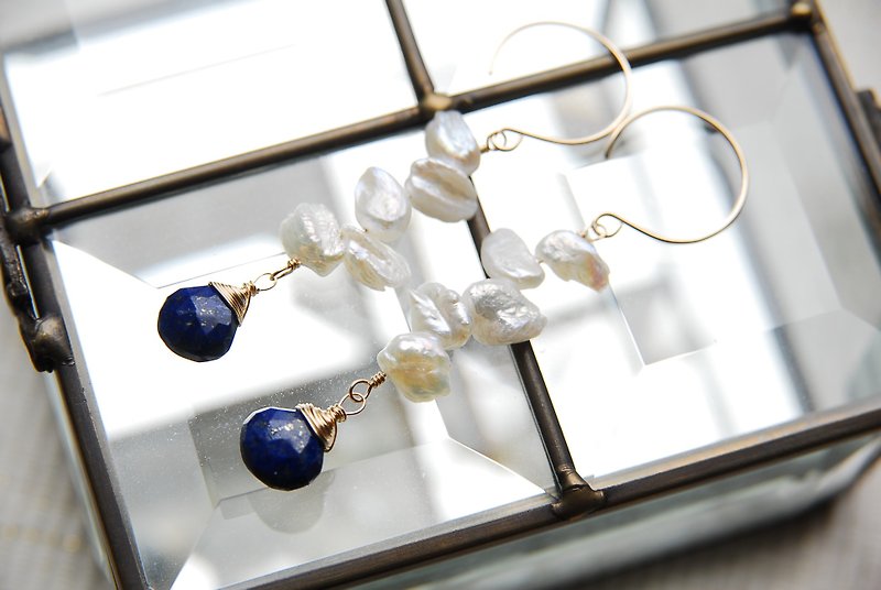 Pierced feather pearl with lapis lazuli (14 kgf) - Earrings & Clip-ons - Gemstone Blue