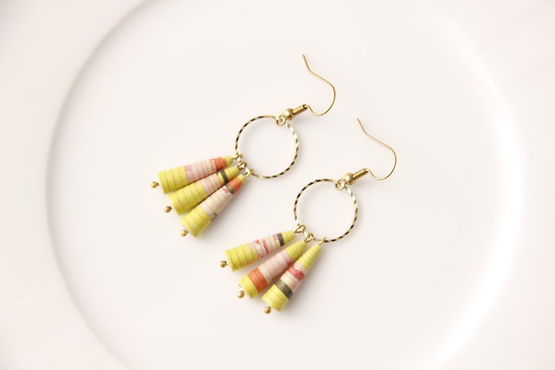 [Small paper hand made / paper art / jewelry] bright yellow gold circle dangling earrings - Earrings & Clip-ons - Paper Yellow