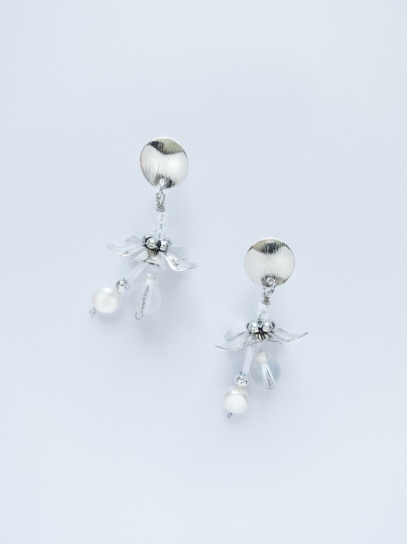 銀雪花淡水珍珠琉璃珠耳環 - 耳環/耳夾 - 珍珠 銀色