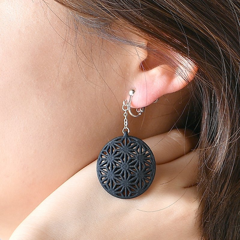 Plastic Earrings & Clip-ons Black - Hemp leaf pattern earrings, 3D Design and 3D Printed, Light and not tiring.