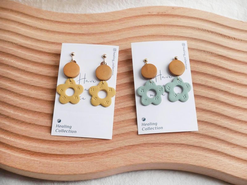 Healing collection room | Huahua wood texture embossed flower handmade clay earrings under the sun - ต่างหู - ดินเผา หลากหลายสี