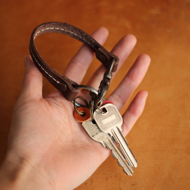 Loop-shaped key holder / Can be attached to bag handles / Japanese leather goods / ac-36 / [Customizable gift] - Keychains - Genuine Leather Orange