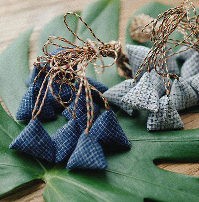 五個組 深淺色土布 純手作香包 手織布端午藍染驅蚊包掛香囊香袋 - 吊飾 - 棉．麻 藍色