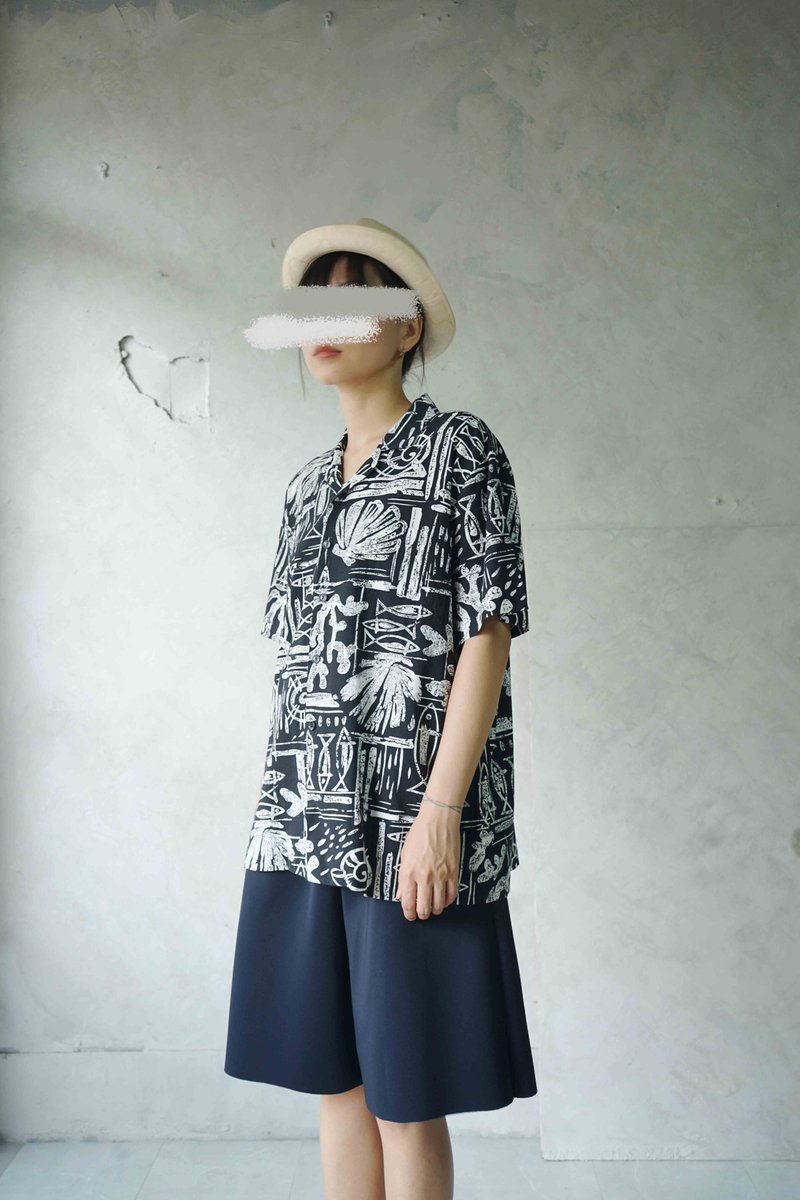 尋寶古著-黑白拓印印花夏季涼爽夏威夷襯衫 - 女襯衫 - 棉．麻 黑色