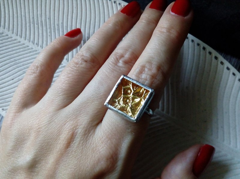 玻璃 戒指 金色 - Golden potal squar stained glass ring. sunshine summer ring tin soldered 幾何 壓花玻璃