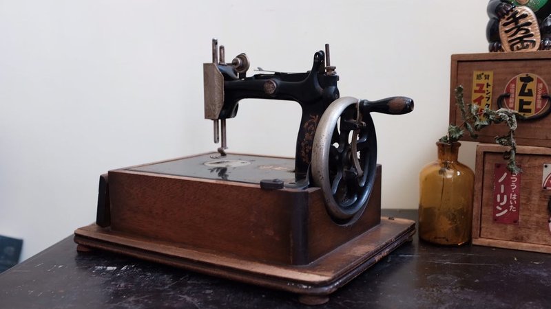 Early Antique Wooden Hand Sewing Machine - ของวางตกแต่ง - ไม้ สีนำ้ตาล