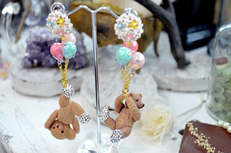 TIMBEE LO Hot Air Balloon Bear BEAR Play Earrings Full Hand SWAROVSKI Crystal Stone - ต่างหู - พลาสติก หลากหลายสี