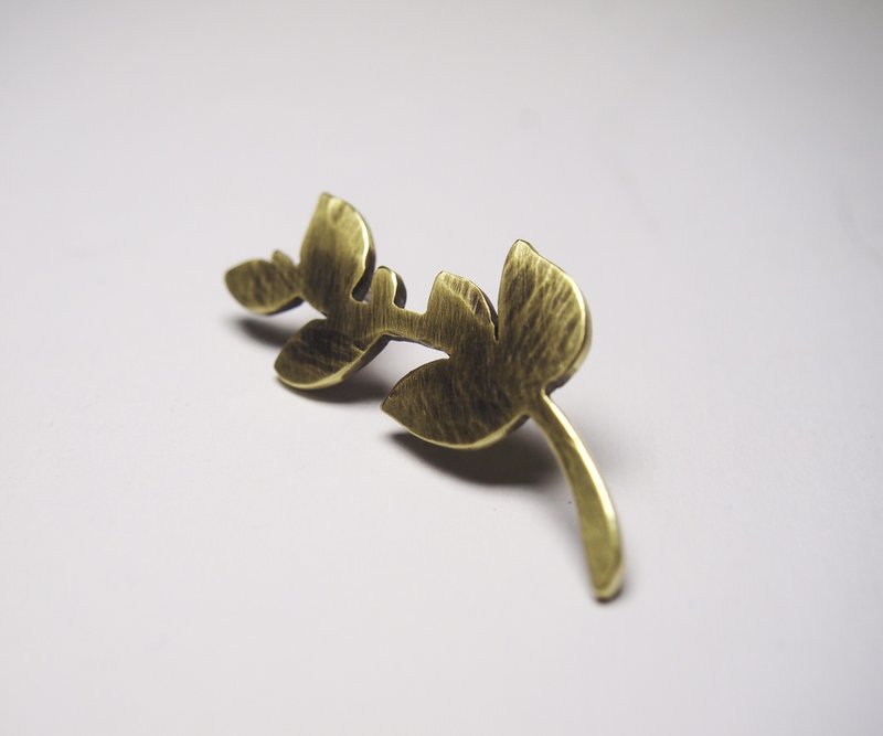 【Plant系列】 #a340 小葉子黃銅胸針/ 925銀/ 手工禮物/ 客製化 - 胸針 - 銅/黃銅 金色