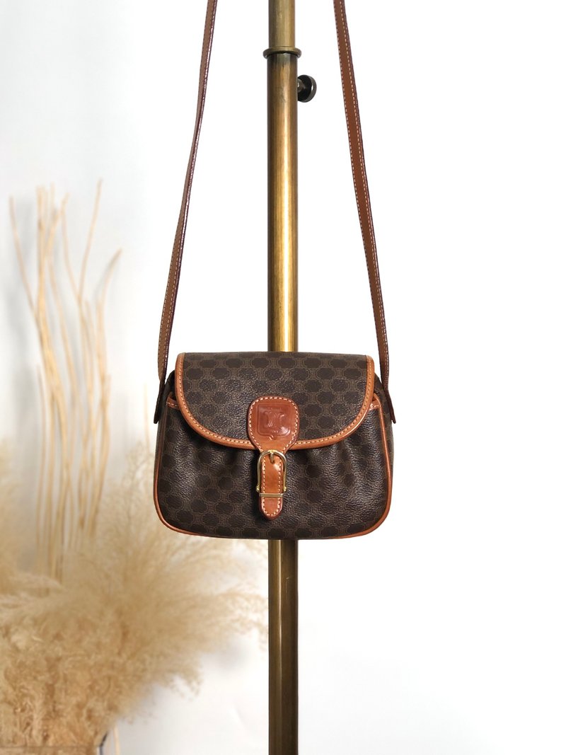 【 日本直送　名牌中古包 】CELINE マカダム ショルダーバッグ ブラウン ブラゾン型押し フロントバックル PVCレザー ミニバッグ gzgnsp - 側背包/斜背包 - 防水材質 咖啡色