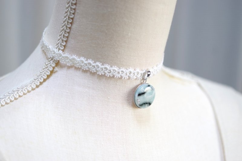 レジンアート　ラウンドモチーフとタティングレースとサテンリボンのチョーカー・氷れる湖 - ネックレス - レジン ブルー