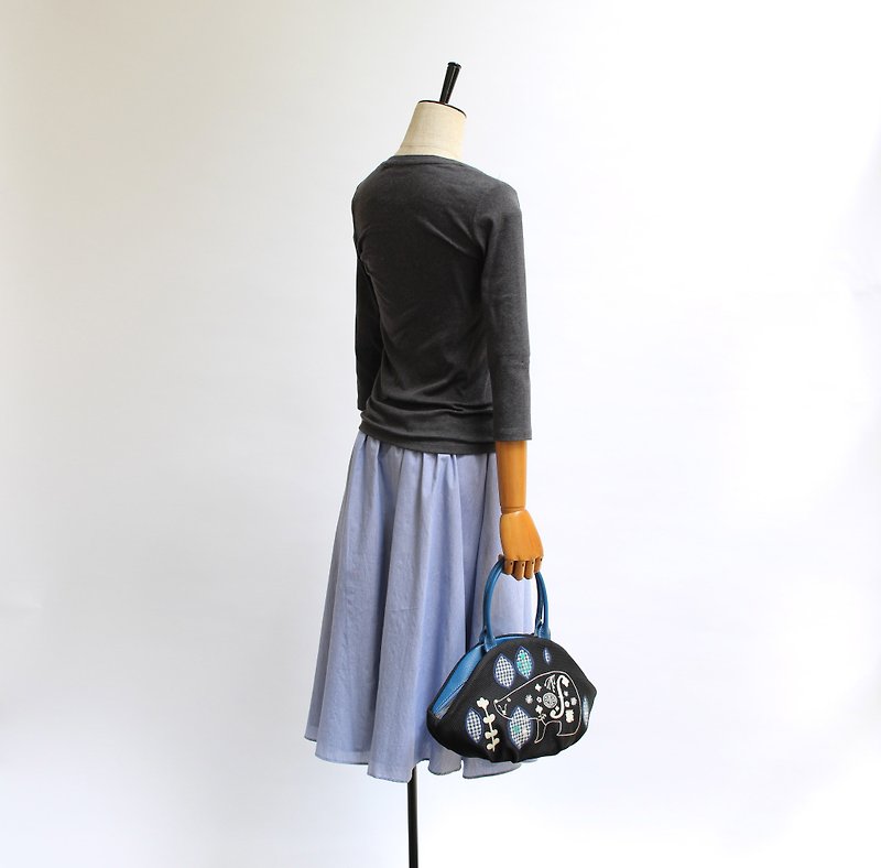 Polar bear embroidery · almond bag - กระเป๋าถือ - เส้นใยสังเคราะห์ สีดำ