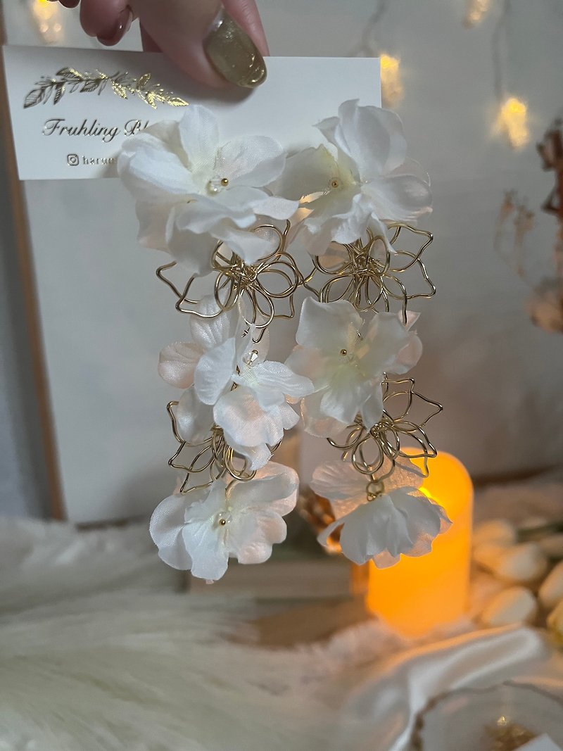 紫陽花　結婚式　花嫁　ウェディング　ブライダル　大ぶりピアス　花 - ピアス・イヤリング - コットン・麻 ホワイト