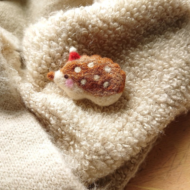 Christmas limited Christmas little hedgehog wool felt pin brooch healing gift - เข็มกลัด - ขนแกะ สีนำ้ตาล