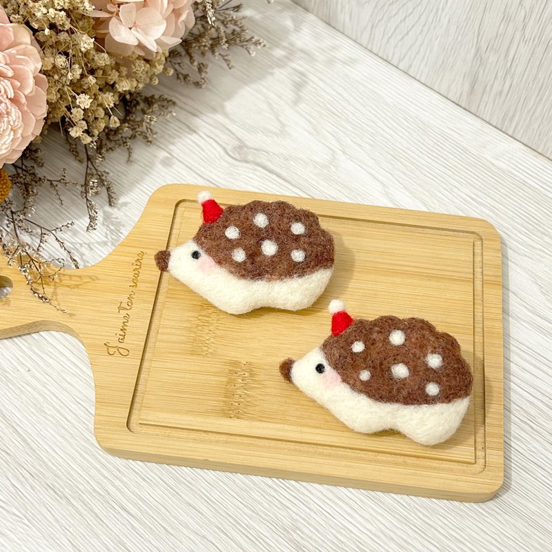 聖誕限定 聖誕小刺蝟  羊毛氈別針 胸針 療癒 送禮 - 胸針 - 羊毛 咖啡色