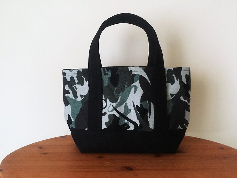 -Spot-[Dinosaur Camouflage Limited Edition] Classic Tote Bag Ssize - Dinosaur Camouflage Pattern x Black - - กระเป๋าถือ - ผ้าฝ้าย/ผ้าลินิน สีดำ