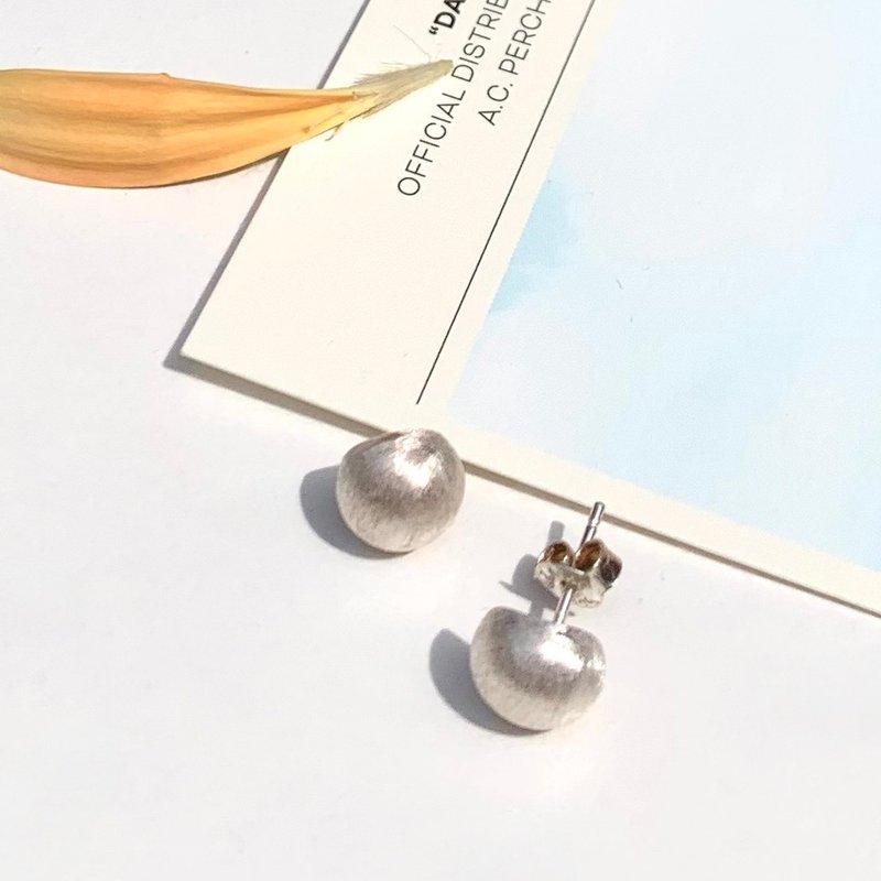 純銀高質感銀白光澤耳環 Silver one earrings - 耳環/耳夾/耳骨夾 - 銅/黃銅 銀色