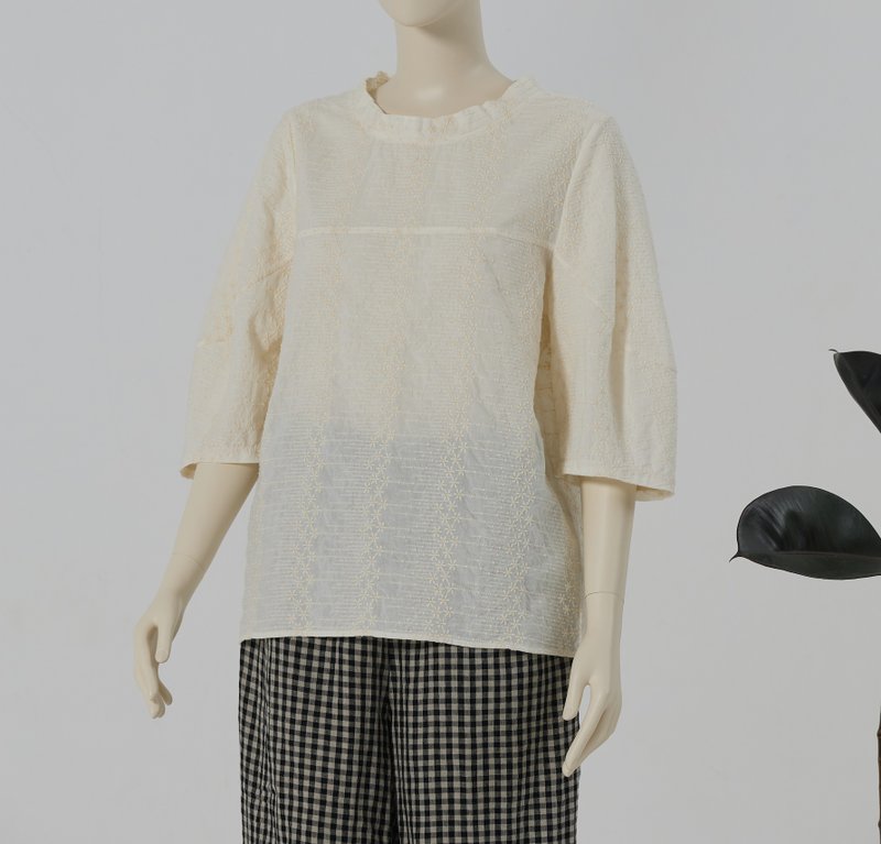 簡約立體刺繡 七分袖棉質上衣 舒適百搭 自然米色 250308-1 - 女襯衫 - 棉．麻 