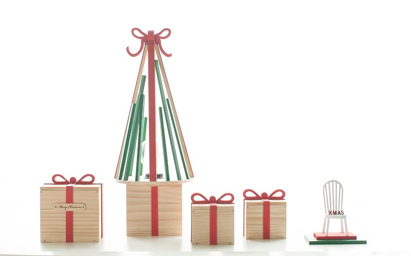 Christmas gift Christmas tree style gift box shape LED table lamp - โคมไฟ - ไม้ สีแดง