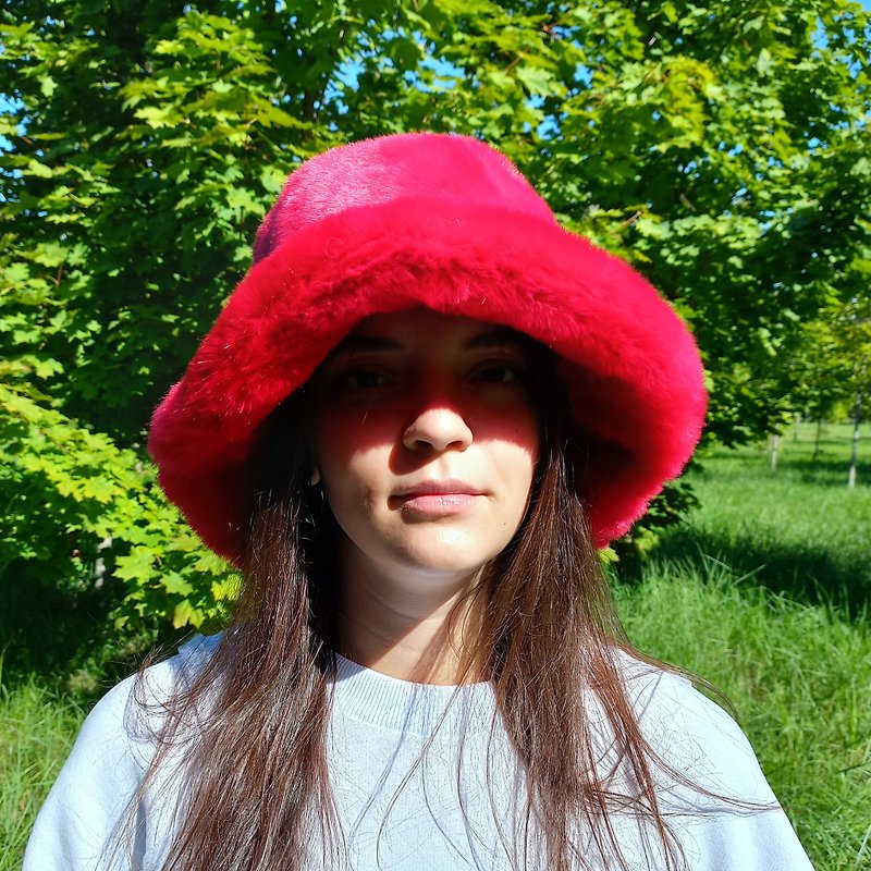 Red ruby faux fur bucket hat. Stylish fluffy hat for festivals and every day. - 帽子 - 其他材質 紅色